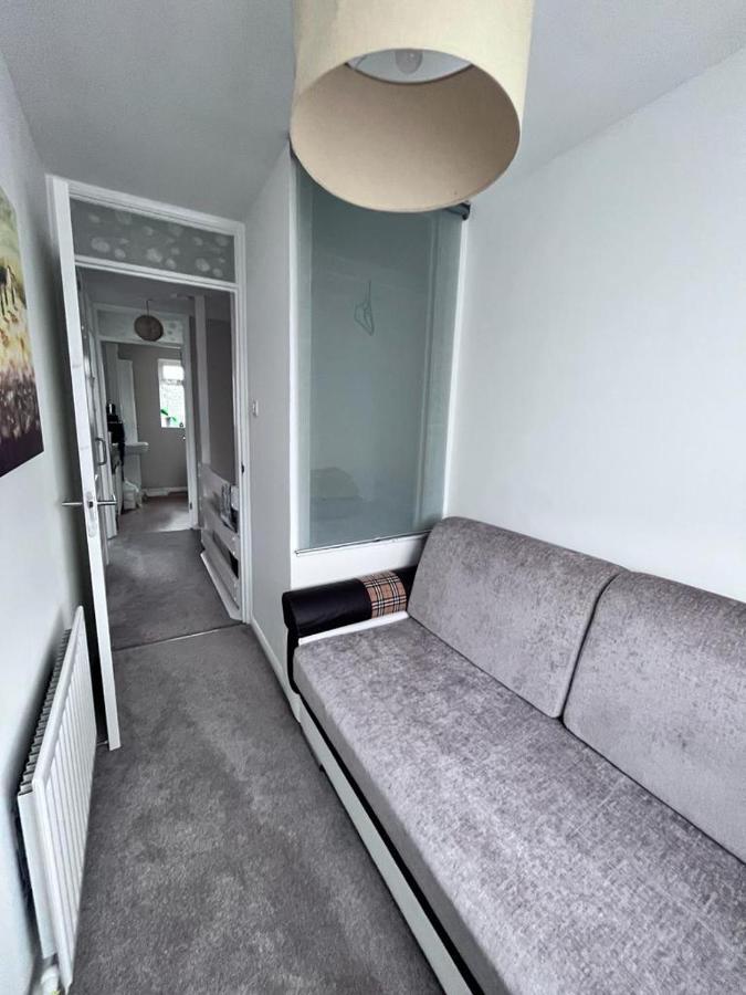 3 Bed House In Walsall, Perfect For Contractors & Leisure & Free Parking Exterior photo