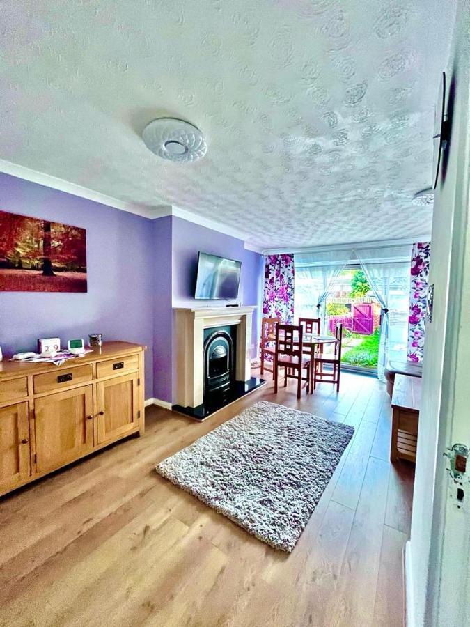 3 Bed House In Walsall, Perfect For Contractors & Leisure & Free Parking Exterior photo