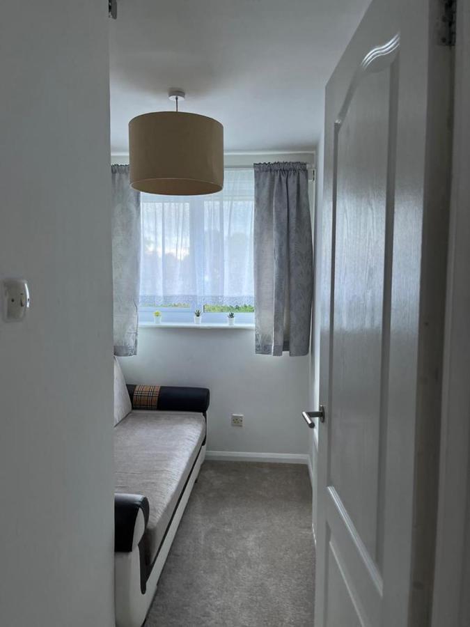 3 Bed House In Walsall, Perfect For Contractors & Leisure & Free Parking Exterior photo