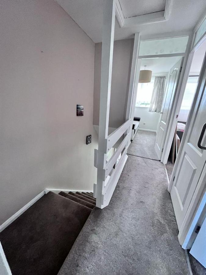 3 Bed House In Walsall, Perfect For Contractors & Leisure & Free Parking Exterior photo