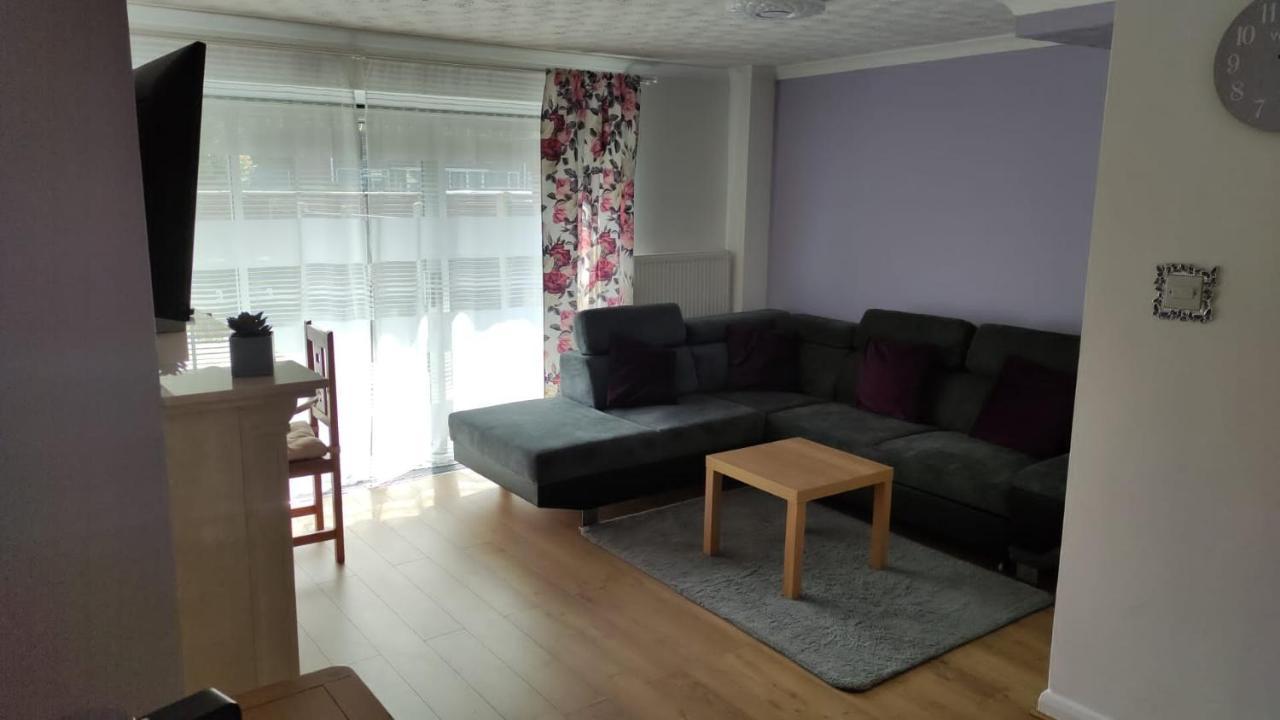 3 Bed House In Walsall, Perfect For Contractors & Leisure & Free Parking Exterior photo